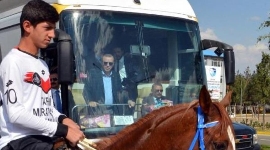 Cumhurbaşkanı Erdoğan'ı Atlı Cirit&ccedil;iler Karşıladı