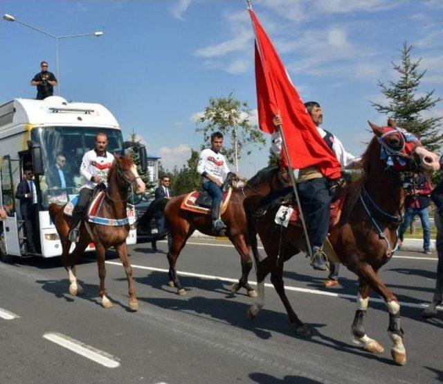 Cumhurbaşkanı Erdoğan'ı Atlı Ciritçiler Karşıladı