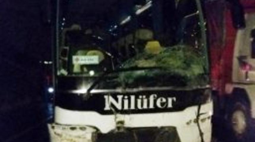 Otob&uuml;s, Minib&uuml;se &Ccedil;arptı: 1 &Ouml;l&uuml;, 1 Yaralı