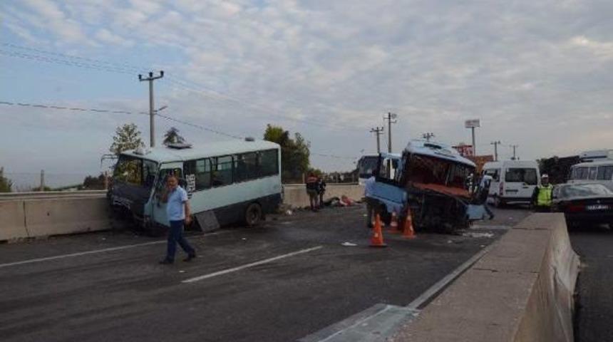 Tır, 2 Yolcu Minib&uuml;s&uuml;ne &Ccedil;arptı: 8 Yaralı