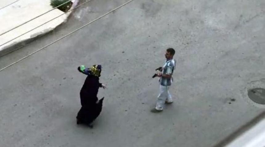 Sokakta Silahlı Saldırgan Dehşeti