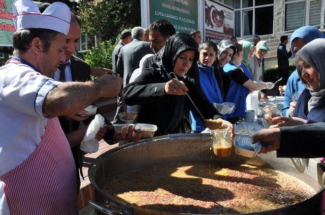 Simav Belediyesi 5 Bin Kişiye Aşure Dağıttı