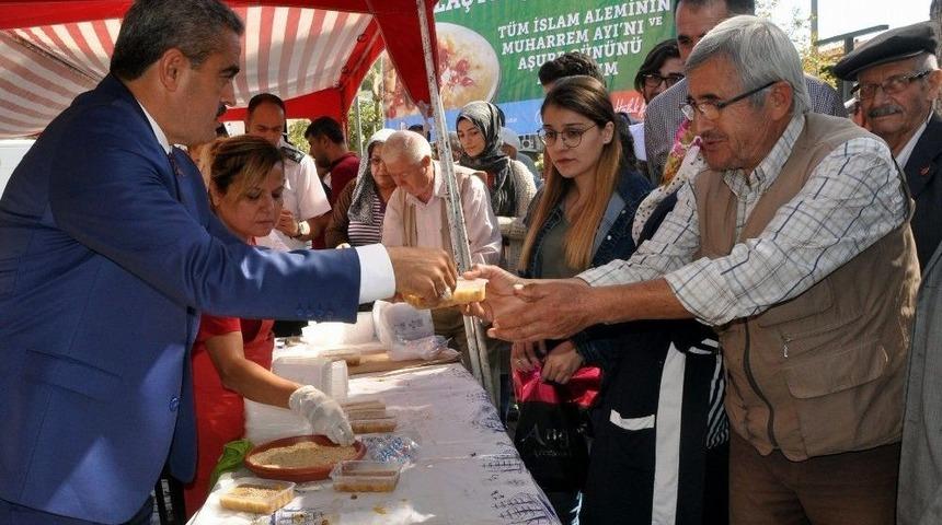 Nazilli Belediyesi&rsquo;nin Aşure Geleneği S&uuml;r&uuml;yor