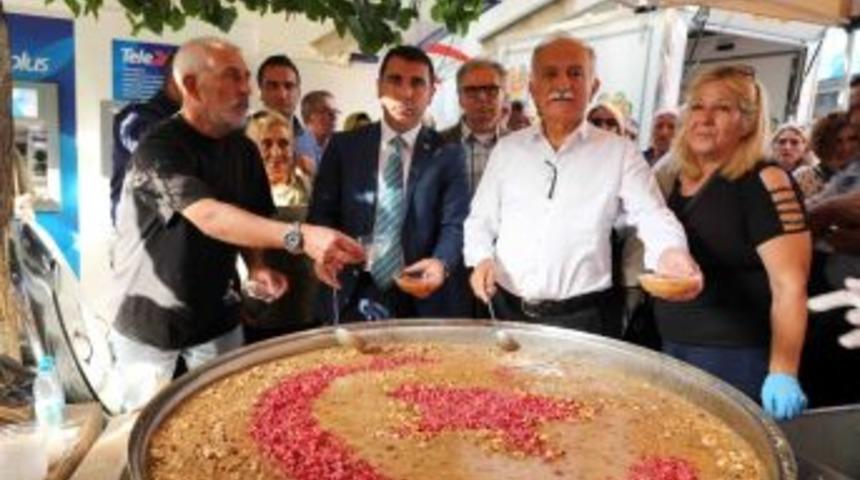 Bayraklı&rsquo;da 10 Bin Kişilik Aşure