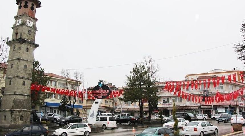 Sungurlu&rsquo;da Ev Ve İşyerleri Bayraklarla Donatıldı