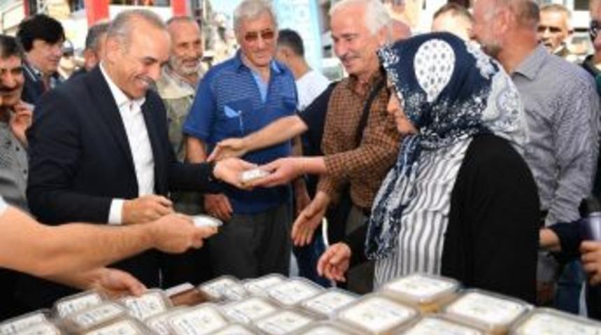 Başkan Aşure Dağıttı