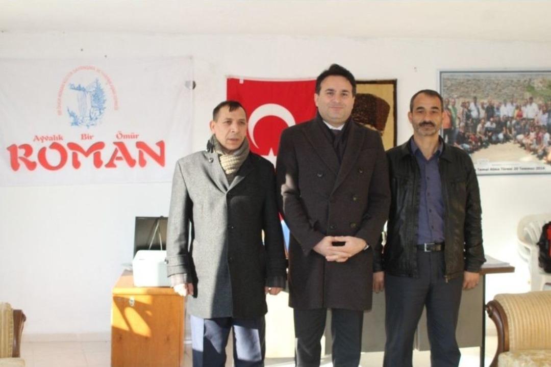 Ayvalık Kaymakamı G&ouml;rg&uuml;l&uuml;aslan Roman Vatandaşlarla Buluştu