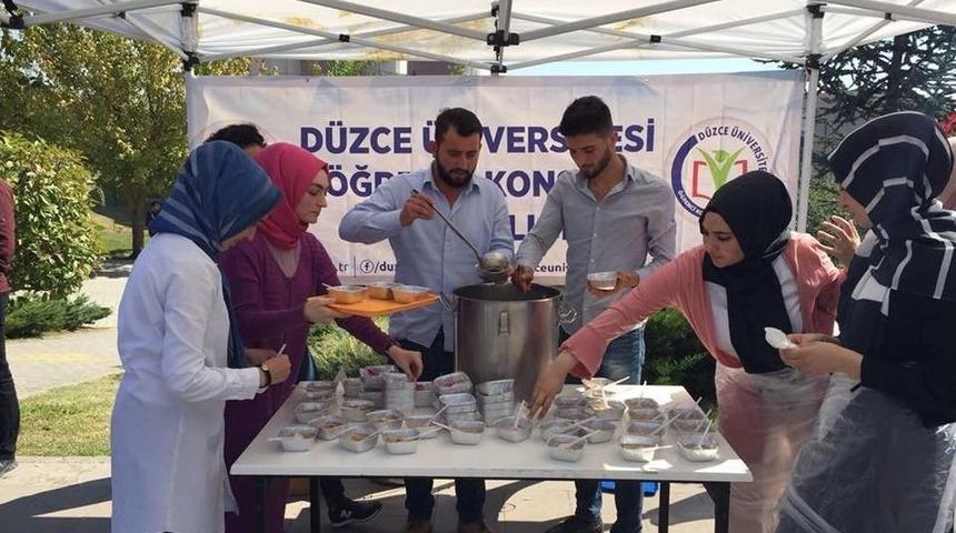 Ak Parti Gen&ccedil;lik Kolları &Uuml;niversitede Aşure Dağıttı