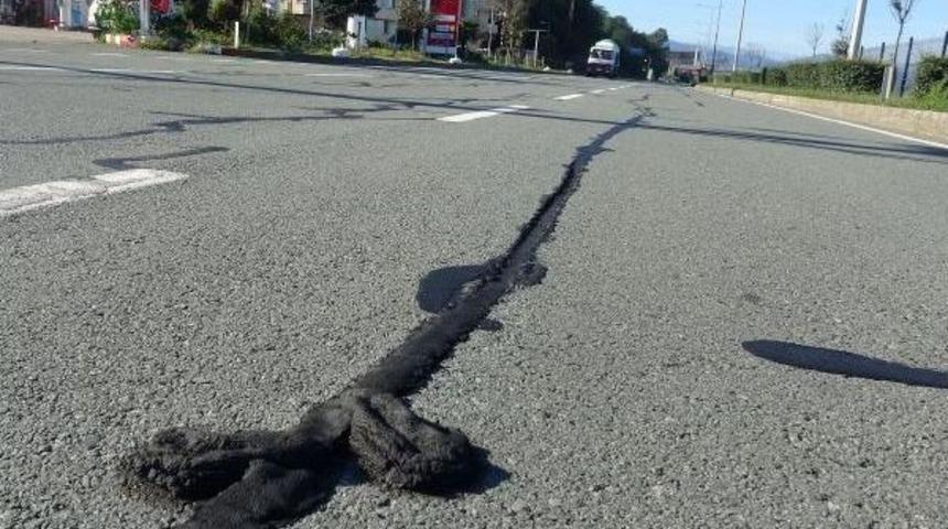 Karadeniz Sahil Yolu'ndaki &Ccedil;atlaklara Ziftli Onarım