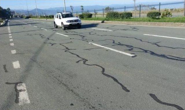 Karadeniz Sahil Yolu'ndaki Çatlaklara Ziftli Onarım