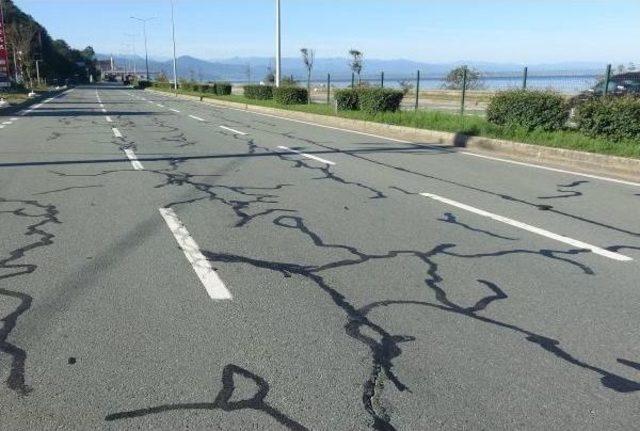 Karadeniz Sahil Yolu'ndaki Çatlaklara Ziftli Onarım