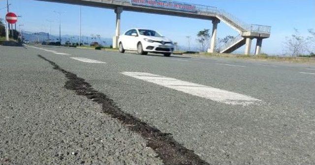 Karadeniz Sahil Yolu'ndaki Çatlaklara Ziftli Onarım