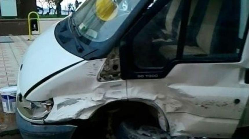 Otomobil İle Minib&uuml;s &Ccedil;arpıştı: 13 Yaralı