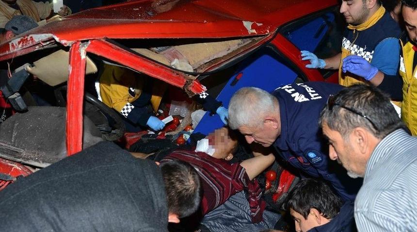 Antalya&rsquo;da Feci Kaza: 1 &Ouml;l&uuml;, 2&rsquo;si Ağır 6 Yaralı