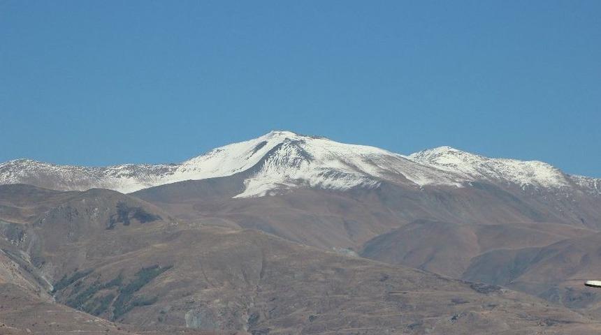 Erzincan&rsquo;ın Y&uuml;ksek Kesimleri Karla Kaplandı