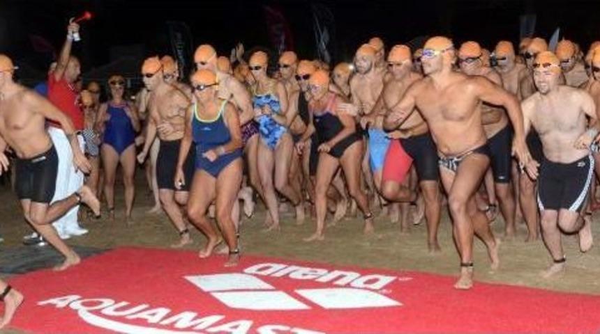 Bodrum'da 'dolunayda Y&uuml;zme Yarışı'