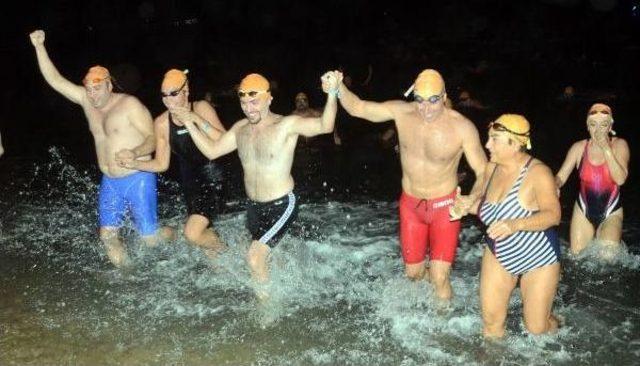 Bodrum'da 'dolunayda Yüzme Yarışı'
