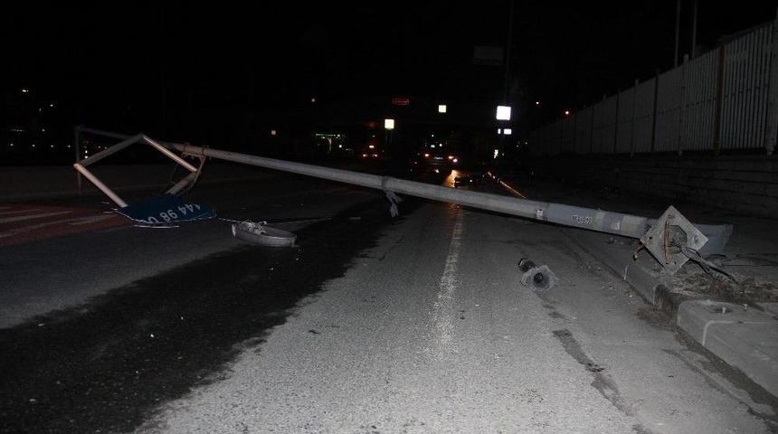 Zeytinburnu&rsquo;nda Kaza Yapan Ara&ccedil; Dubaları Bi&ccedil;ti