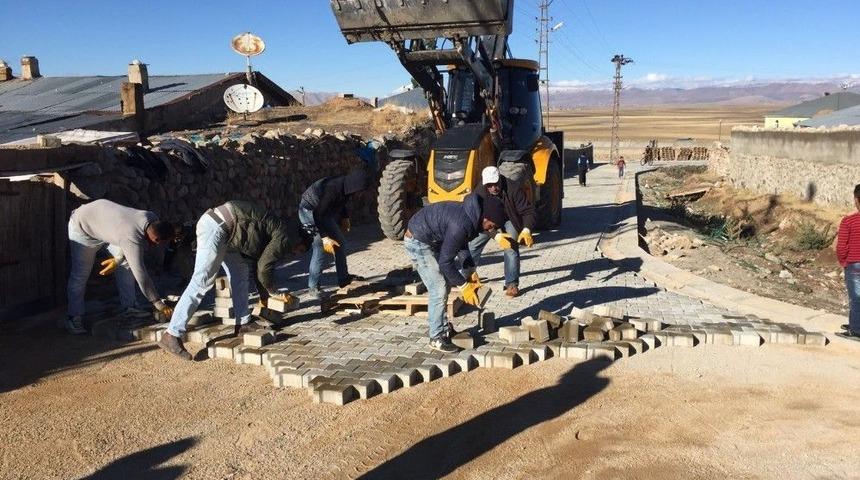 Aşağı &Ccedil;anak Mahallesinin Yolu Bord&uuml;rl&uuml; Kilitli Taşa Kavuşuyor