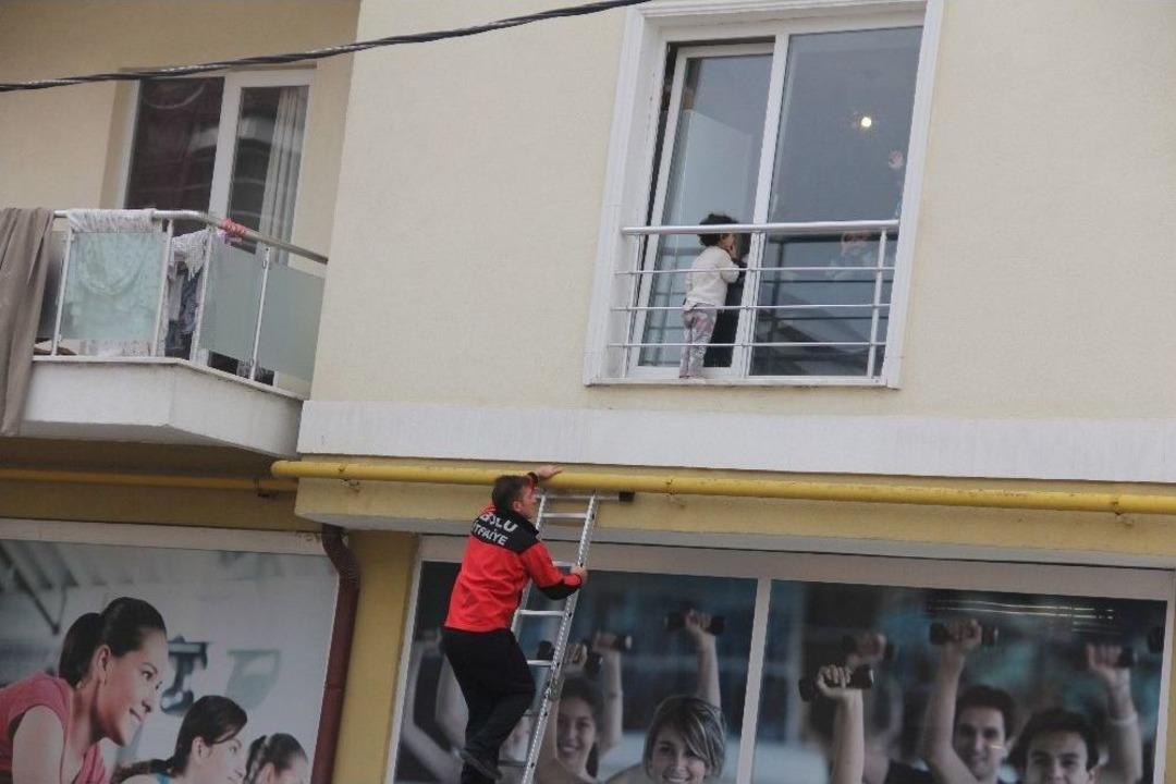 Evin Penceresi İle Demir Korkuluklar Arasına Sıkışan &Ccedil;ocuğu İtfaiye Kurtardı
