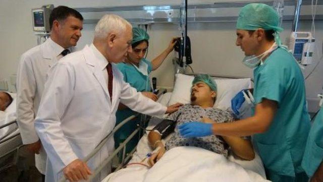 Prof Dr. Haberal: B&ouml;brek Hastasının Hayatı Ameliyat Masasında Değişiyor 3