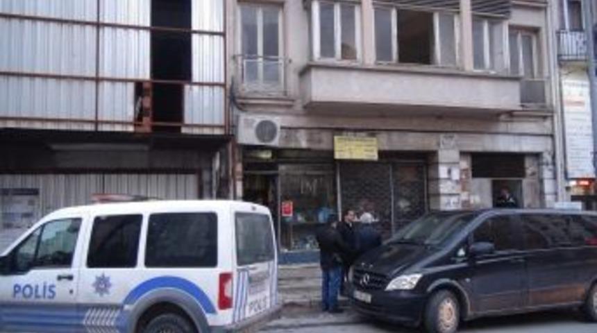 Taksim&rsquo;de Bir Evi Mesken Tutan Tinerciler G&ouml;zaltına Alındı