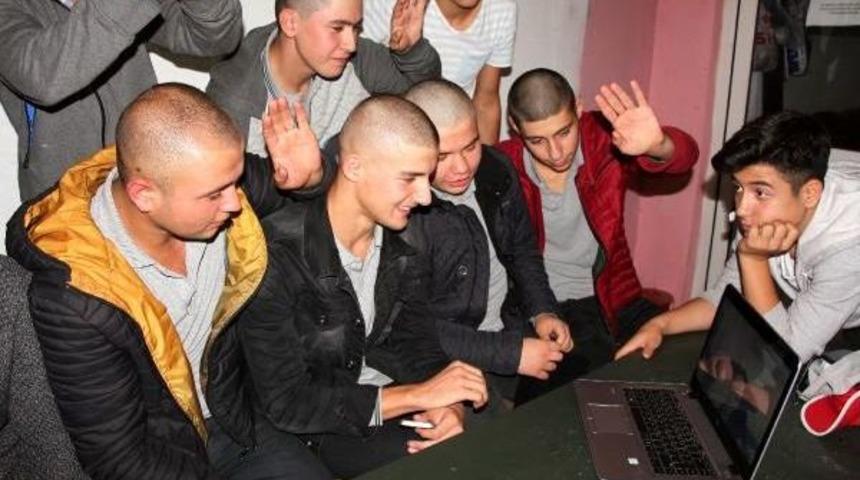 12 Liseli, L&ouml;semi Hastası Arkadaşlarına Moral I&ccedil;in Sa&ccedil;larını Kazıttı