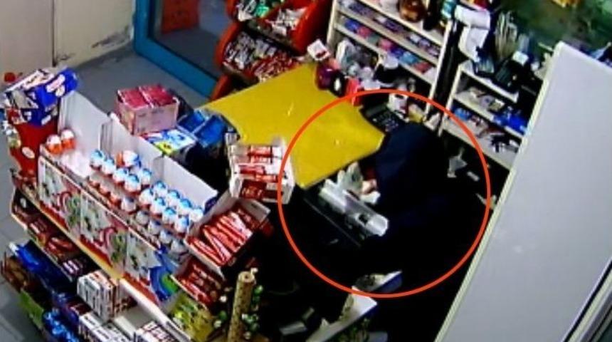(&ouml;zel) Sultanbeyli&rsquo;de İki Ayrı Marketten Para &Ccedil;alan &Ccedil;ocuk Hırsızlar Kamerada