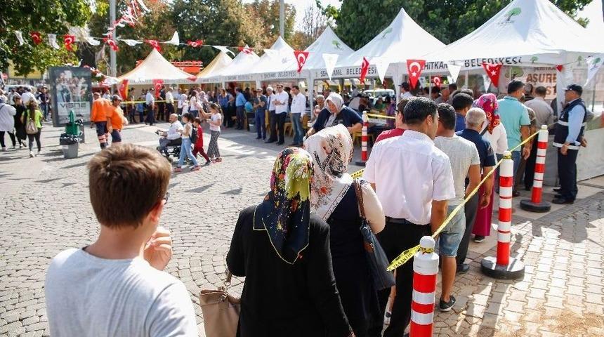 Belediye Başkanı Fadıloğlu, Aşure Dağıttı