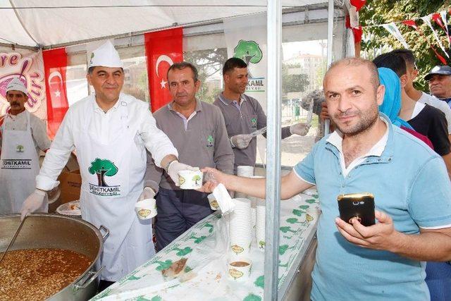 Belediye Başkanı Fadıloğlu, Aşure Dağıttı