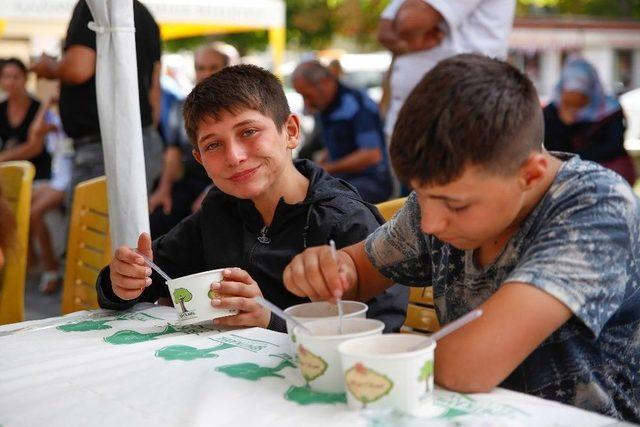 Belediye Başkanı Fadıloğlu, Aşure Dağıttı