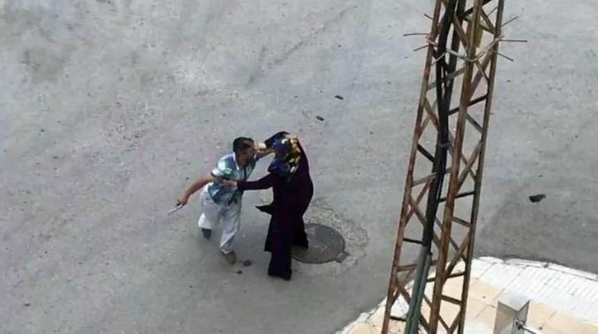 Sokak Ortasında &Ouml;nlerini Kesti, B&uuml;y&uuml;k Korku Yaşattı