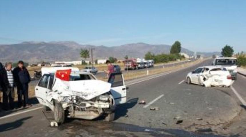 Amasya&rsquo;da Otomobiller &Ccedil;arpıştı: 1 &Ouml;l&uuml;, 2 Yaralı