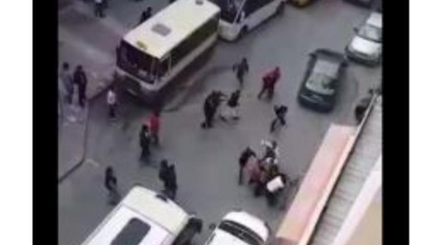 Minib&uuml;s&ccedil;&uuml;-korsan Taksici Kavgasında Ortalık Savaş Alanına D&ouml;nd&uuml;