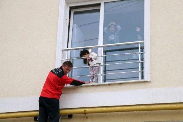 Pencere Pervazında Mahsur Kalan &Ccedil;ocuk Kurtarıldı 1