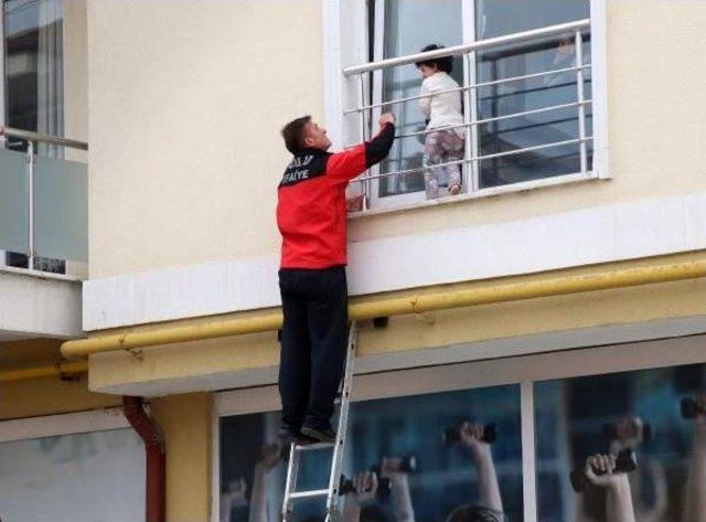 Pencere Pervazında Mahsur Kalan &Ccedil;ocuk Kurtarıldı 2