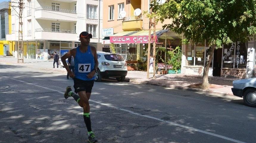 75 Kilometreyi 5 Saat 44 Dakikada Koştu