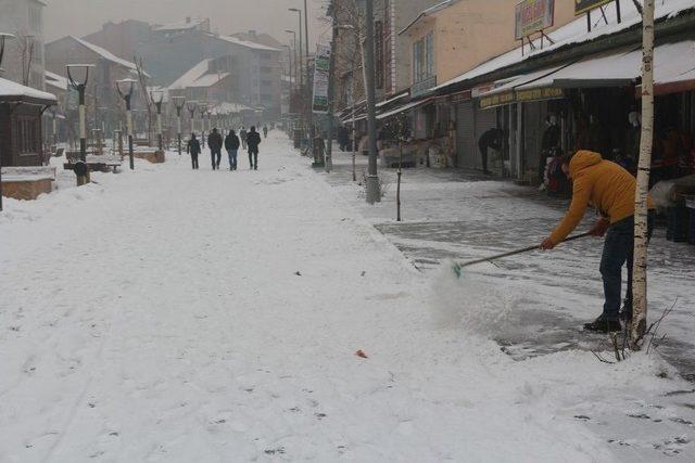 Ağrı’da Dondurucu Soğuklar Yerini Kar Yağışına Bıraktı