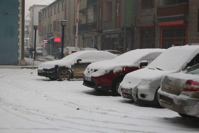 Ağrı’da Dondurucu Soğuklar Yerini Kar Yağışına Bıraktı