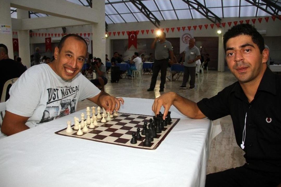 Yaşlılar Ve &Ouml;zel &Ccedil;ocuklar Satran&ccedil;ta Rakip Oldular