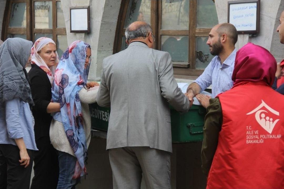 Bakan Yılmaz, &Ouml;len &Ouml;ğrencinin Cenaze Namazına Katıldı