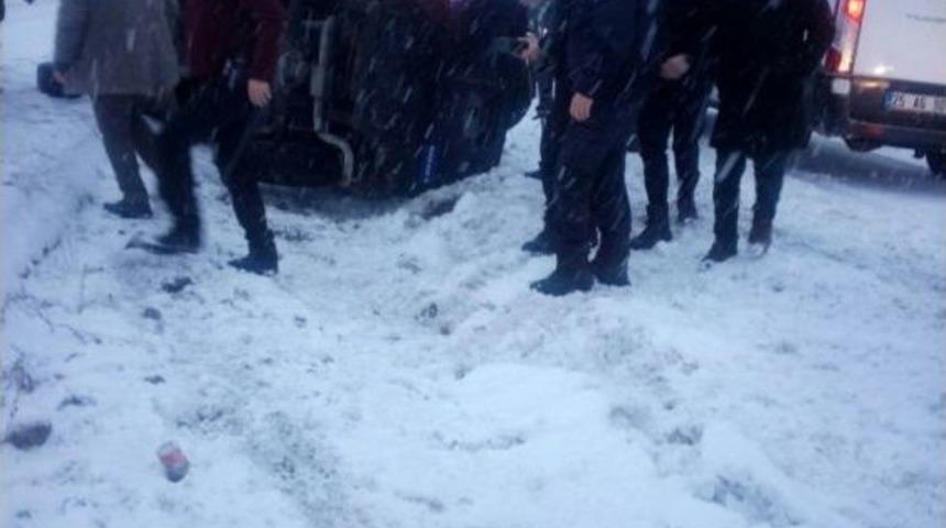 Erzurum&rsquo;da Zırhlı Polis Aracı Kaza Yaptı: 3 Yaralı