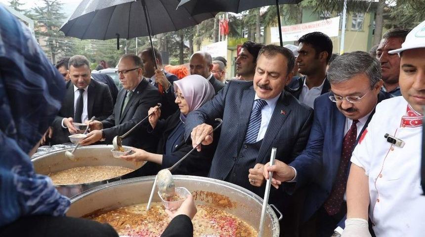 Bakan Eroğlu&rsquo;ndan Vatandaşlara Aşure İkramı