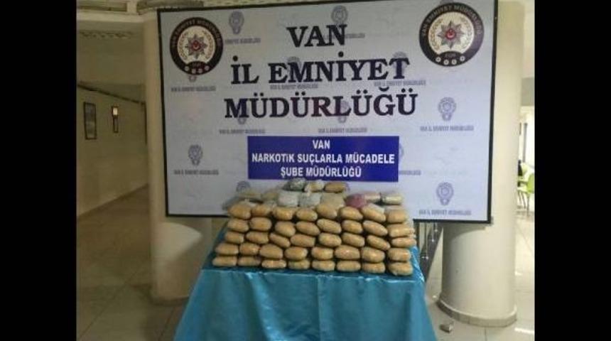 Van'da Evdeki 99 Kilo Esrara 4 G&ouml;zaltı