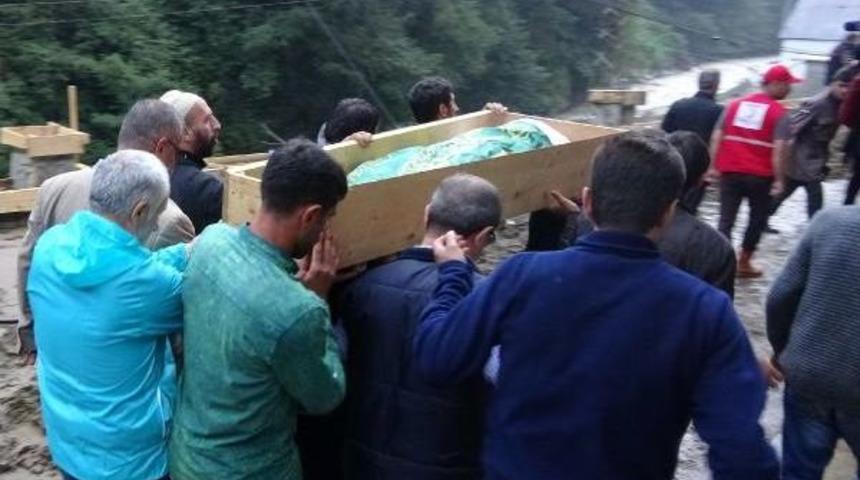 Rize'de Sel Ve Heyelanın Ardından 3 G&uuml;n Sonra Ulaşılan K&ouml;y Yerle Bir Olmuş (2)