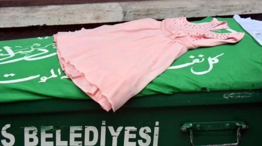 Okulun Yangın Merdiveninden D&uuml;ş&uuml;p &Ouml;len Minik Sanem Ece, Toprağa Verildi