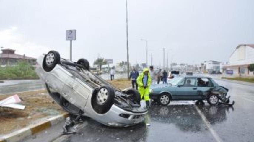 Arıza Yapan Otomobile Arkadan &Ccedil;arptı: 2 Yaralı