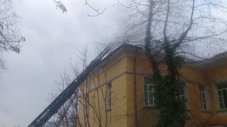 İtalyan Lisesi&rsquo;ne Ait Binada Yangın Paniği