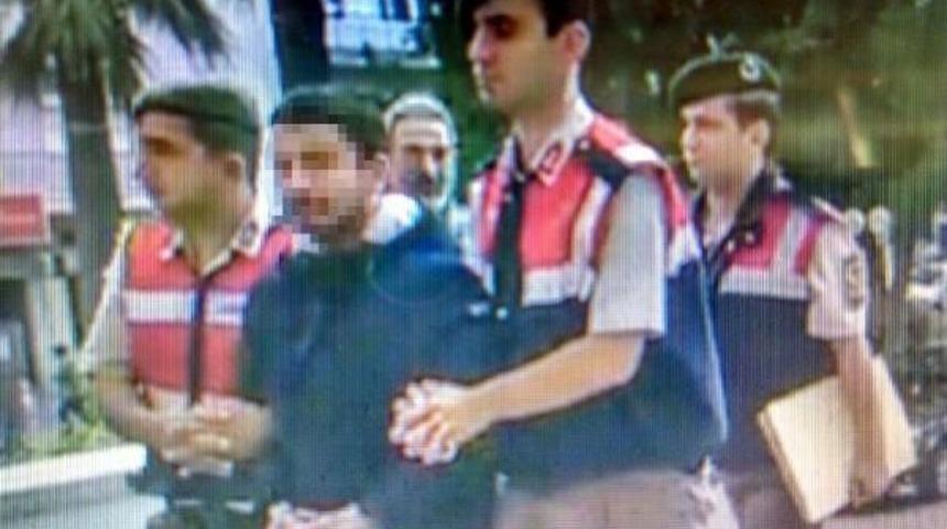 Anneanne Ve Dayısını Bı&ccedil;akladı