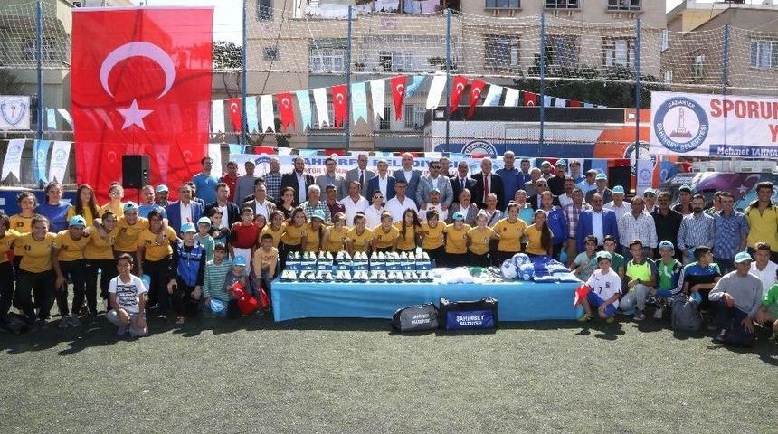 Gaziantep&rsquo;te Bin 890 Kişiye Spor Malzemesi Dağıtıldı